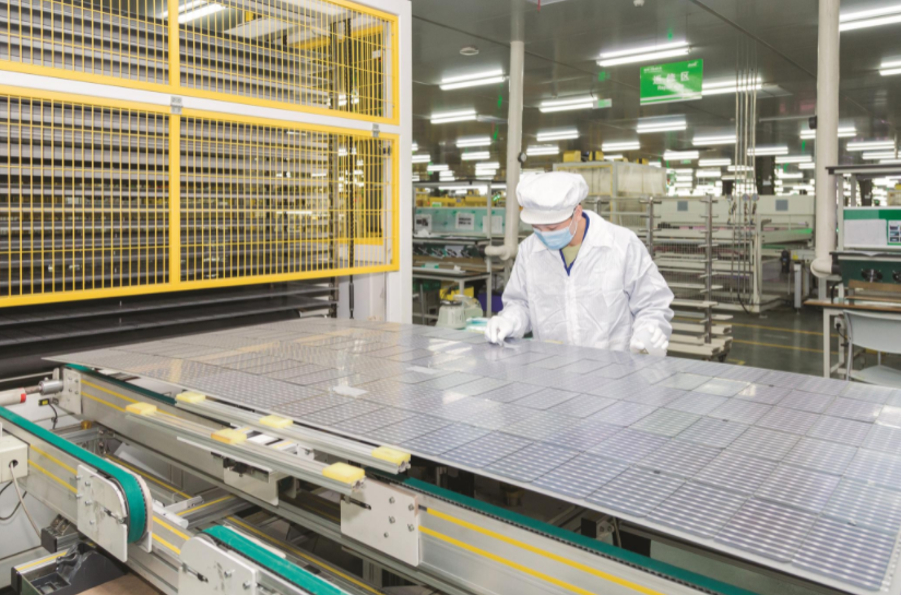 晶科能源（滁州）有限公司员工正在生产线上忙碌 来源：滁州在线