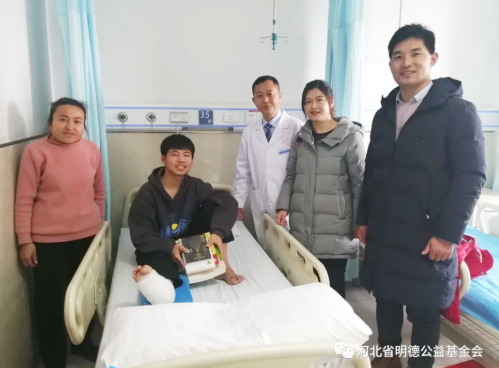 陈龙凯与爱心人士合影