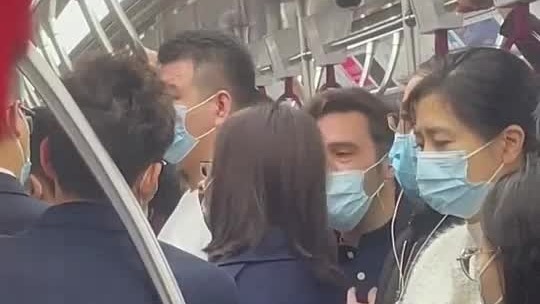女子深圳地铁与外国男子全程英文吵架：离开中国