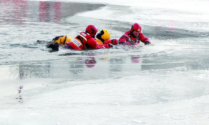 救援人员救助落水者。