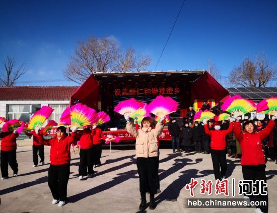 图为沽源县小厂镇仁和堡村举办分红大会。 刘志辉 摄