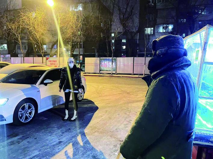 糖葫芦卖完了，还有人不断赶来。
