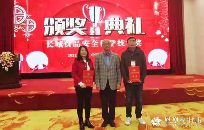 酒钢集团紫轩雄关酒业公司申报项目荣获2021年长城食品安全科学技术二等奖 闫涛 摄