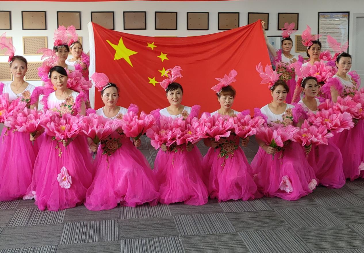 妇女微家舞蹈队参加比赛