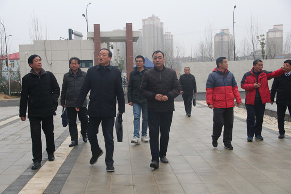 矾山中学教育同仁在夏小龙的陪同下,在录播教室观摩合肥市五十中学西