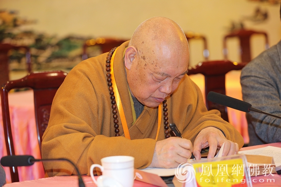 道慈大和尚填写民主测评表(图片来源:凤凰网佛教 摄影:普陀山佛教协会)