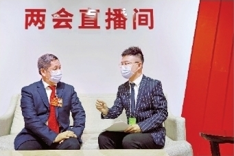市政协委员、中国工程院院士、中科院武汉岩土力学研究所研究员杨春和（左）做客两会直播间。