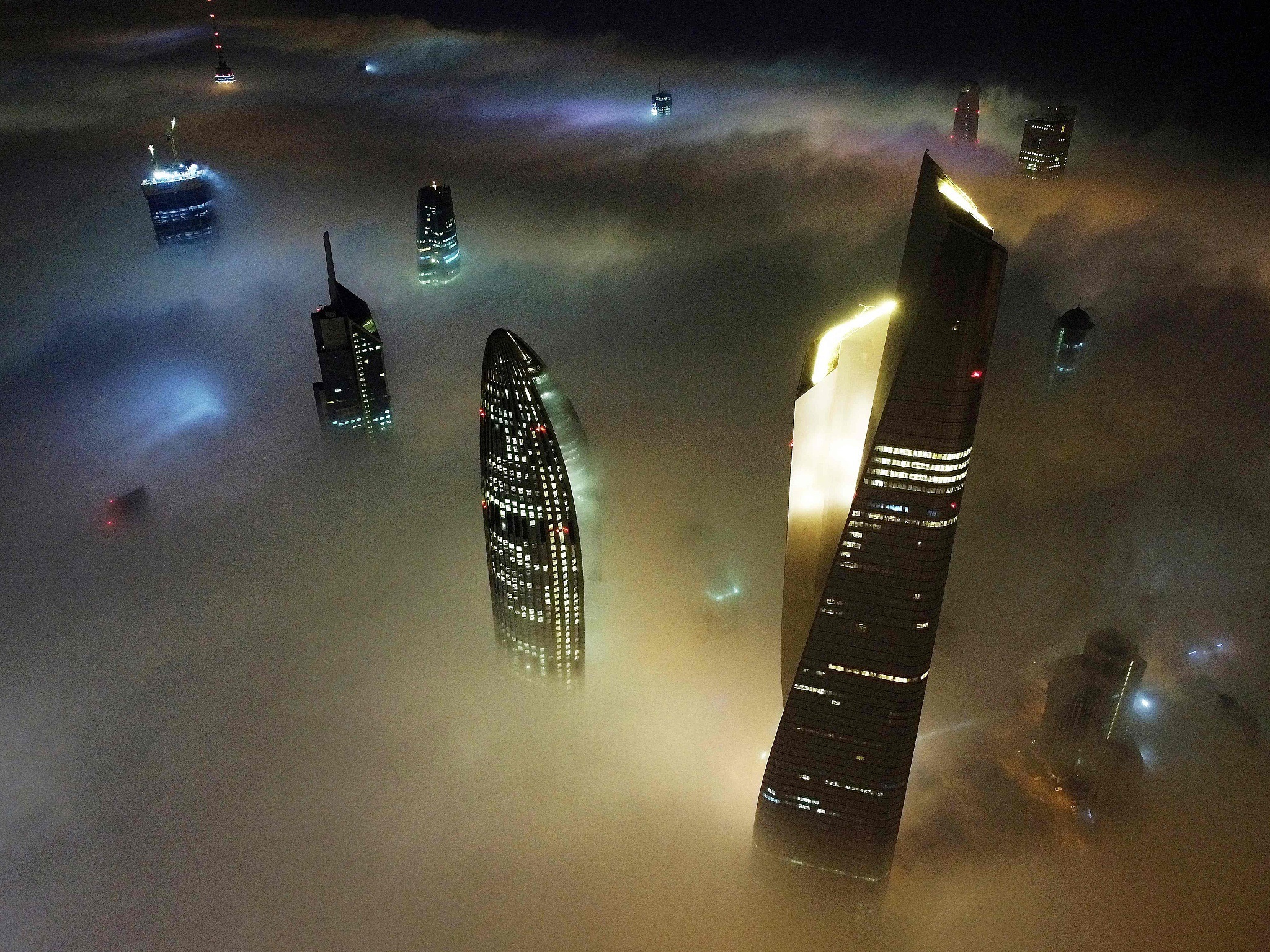 科威特城遭遇大雾天气 酷似科幻片大场景_凤凰网