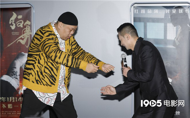 演员赵文卓现场手劈木板