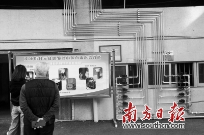 骏鸿花园小区老化水管改造工作将于2022年春节前完工，长期困扰居民的问题得以解决。梁文祥 摄