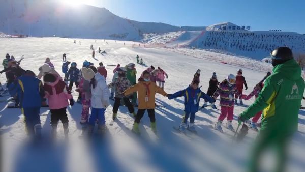 全年雪季长达7个月，新疆阿勒泰中小学生<em>体育</em><em>课上</em>玩滑雪