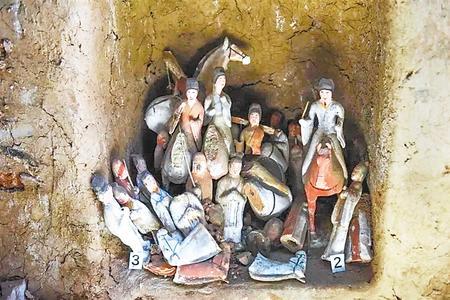 天祝祁连岔山慕容智墓出土的彩绘俑