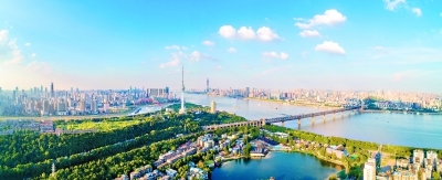 空中俯瞰武汉，蓝天白云下的长江主轴美如画。