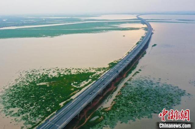航拍江西省目前最长的公路桥梁——杭长高速公路金溪湖特大桥。(资料图) 刘占昆 摄