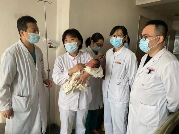 疫情初期封控状态下产科主任及护长查房并安抚病人