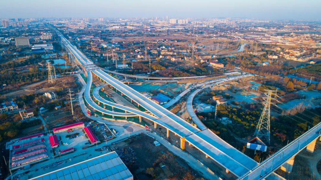 交通轴线,也是常州市覆盖中心城区"两纵三横"快速路网的重要组成部分