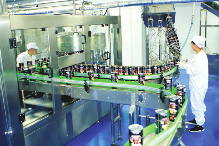 大同本土品牌雁门古道沙棘饮品正在有序通过生产流水线。本报记者杨晓明摄