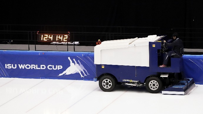 冰壶、短道速滑等项目在比赛中 为什么要在冰面上洒水？