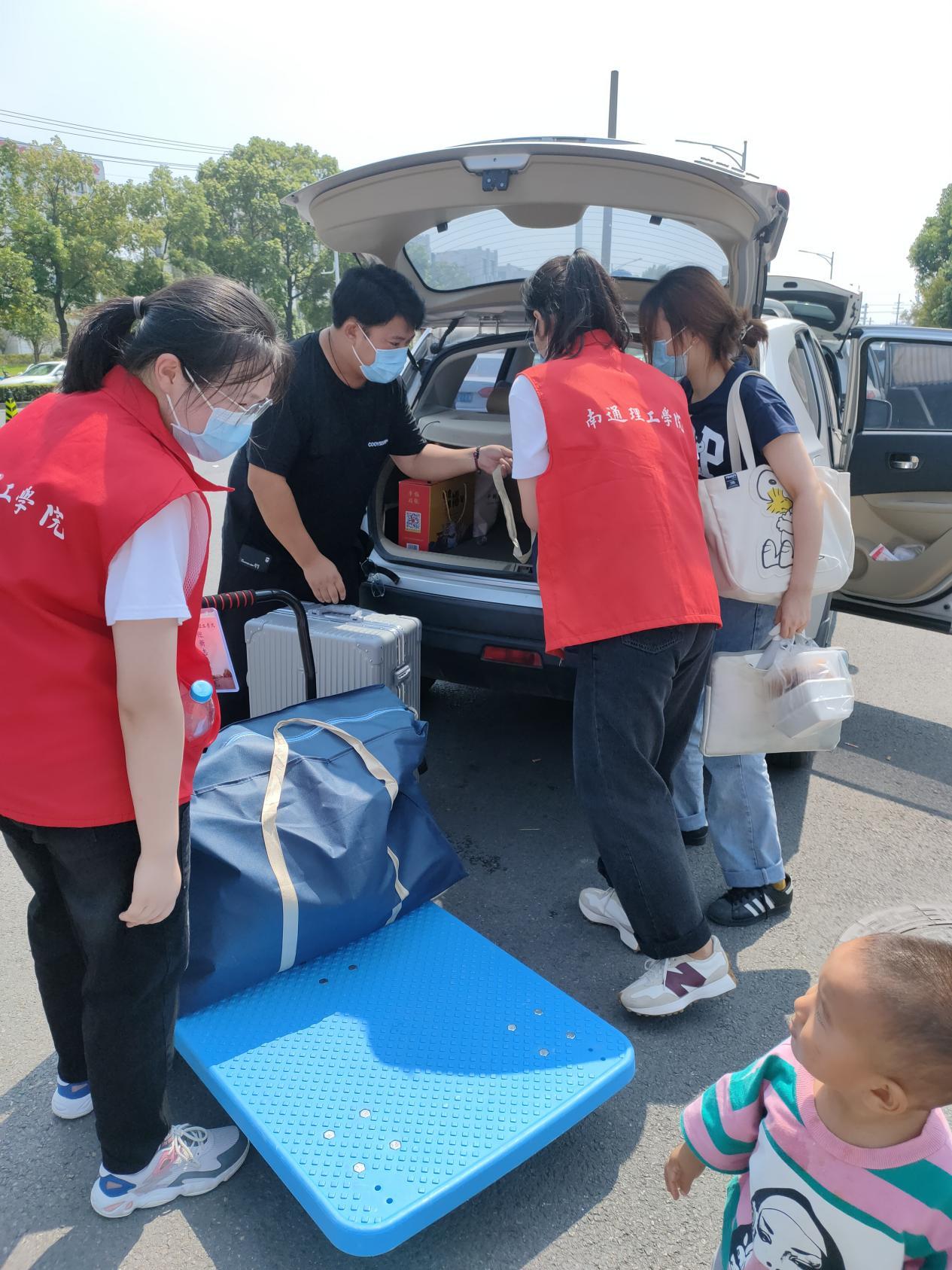 宋丹凤送学生入学