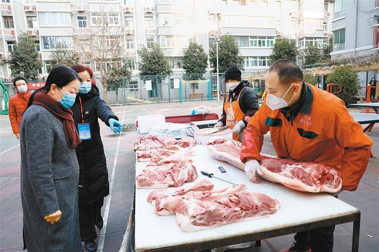 1月12日，灞桥区纺医社区居民在院内猪肉供应点采购。
