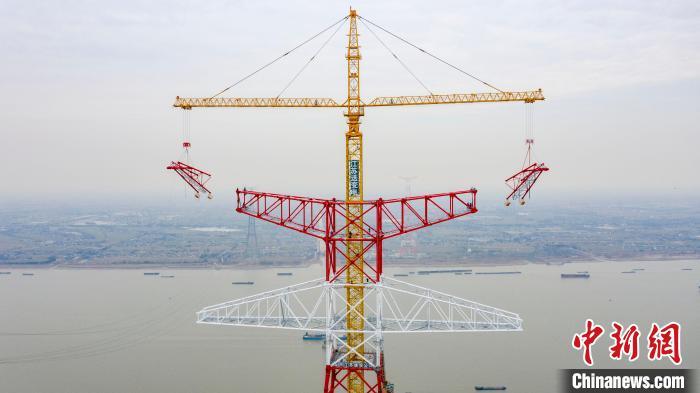 1月12日,“身高”385米输电铁塔在江苏封顶。 史俊 摄