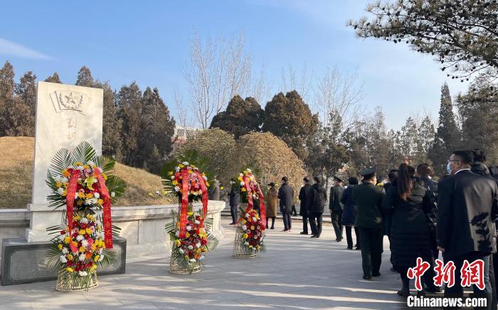 山西各界人士为革命烈士刘胡兰敬献花圈，并瞻仰烈士墓。　杨静 摄