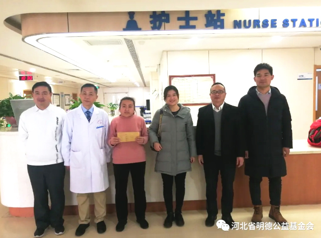 河北省电子网络贸易商会“荣耀军团”和明德公益爱心人士为陈龙凯现场捐款