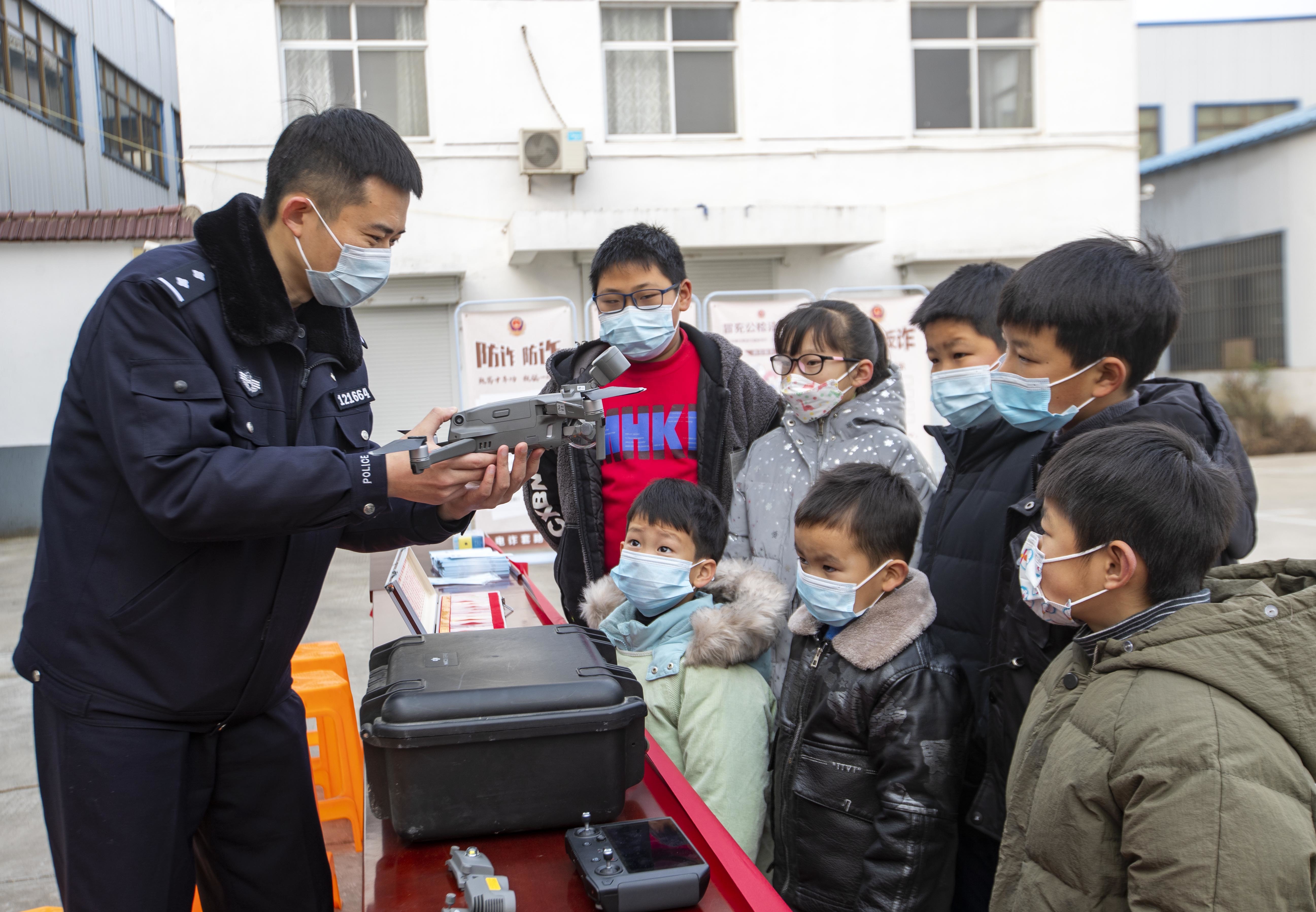 当日,江苏省泰州市公安局海陵分局苏陈派出所举办110宣传日警务开放