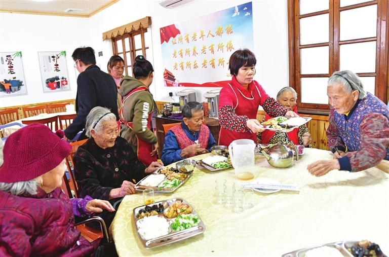 全市的居家养老服务更完善。图为五桂山桂南村的长者饭堂。 记者 孙俊军 摄
