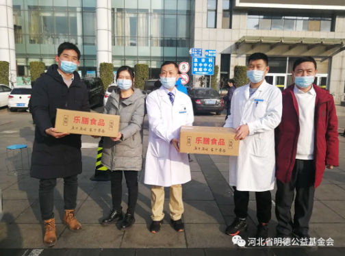 燕枫馄饨营销总监张立峰代表公司向医务工作者和“荣耀军团”捐赠两箱水饺