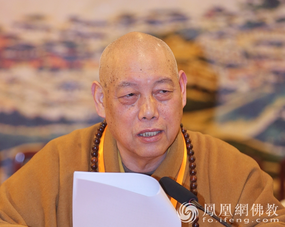 道慈大和尚主持会议并作常务理事会2021年度工作报告(图片来源:凤凰网佛教 摄影:普陀山佛教协会)