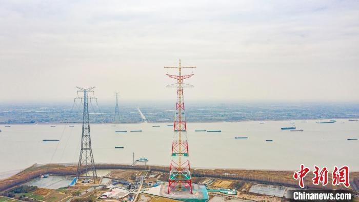 “身高”385米输电铁塔江苏封顶为世界输电铁塔界“高个”