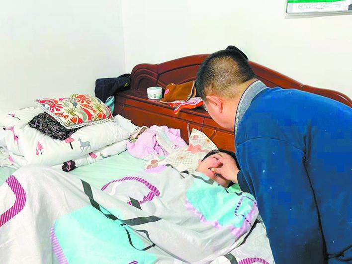 喂继女吃东西。