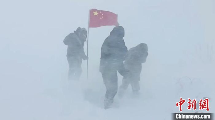 云南腾冲：积雪压垮执勤点板房民警风雪中坚守