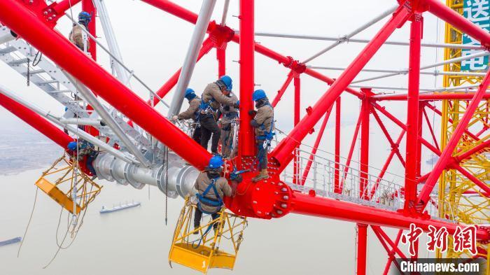 1月12日,“身高”385米输电铁塔在江苏封顶。 史俊 摄