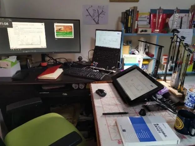 张凯龙老师的书桌,线上教学各种装备一应俱全
