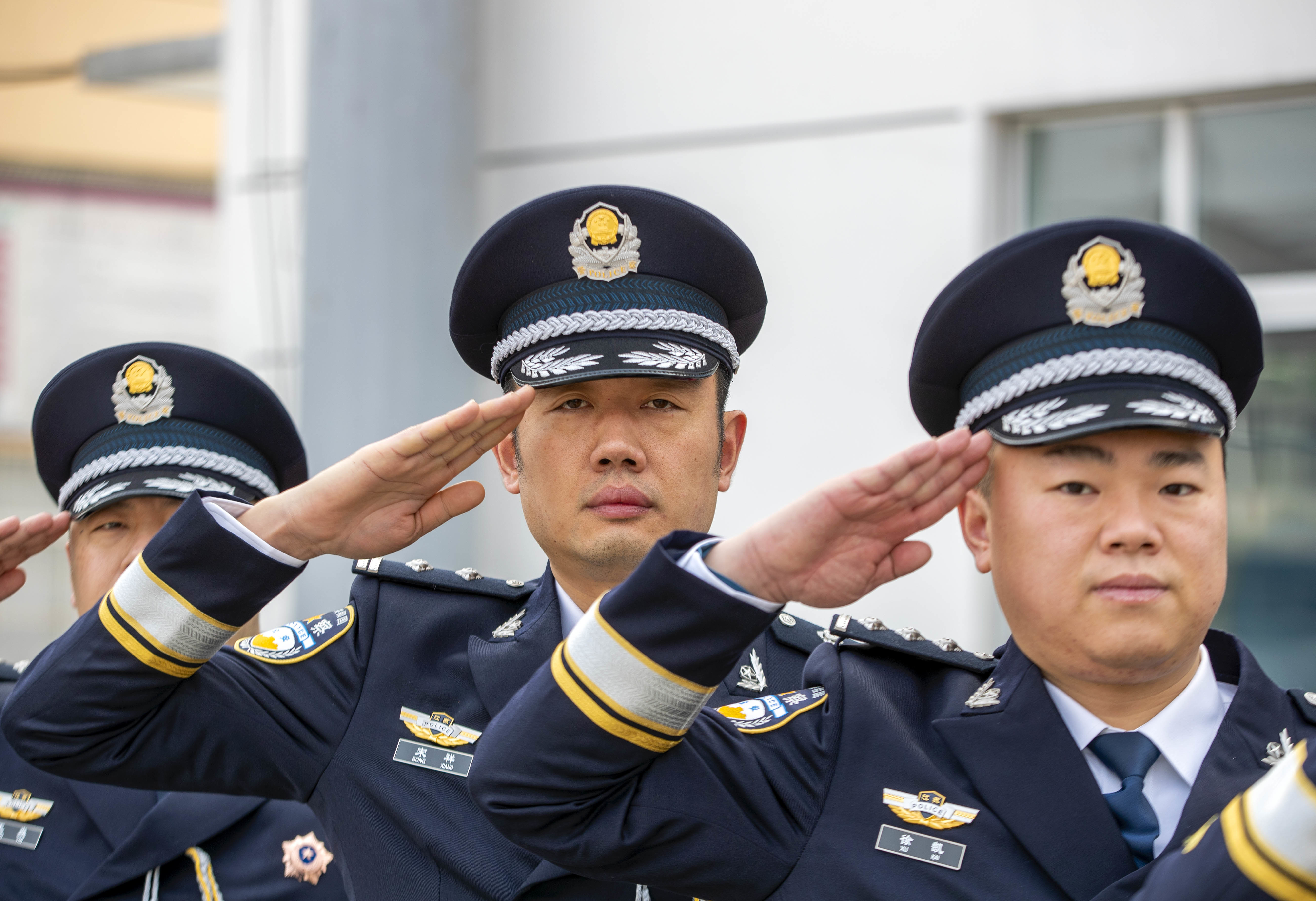 2022年1月9日,在江苏省泰州市海陵区苏陈镇夏棋社区警务室,民警向小