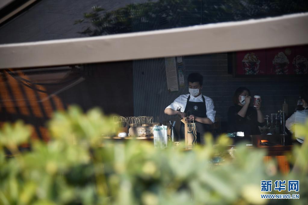 西安市一家连锁咖啡店店员正在打包外卖咖啡 新华社记者 李一博 摄