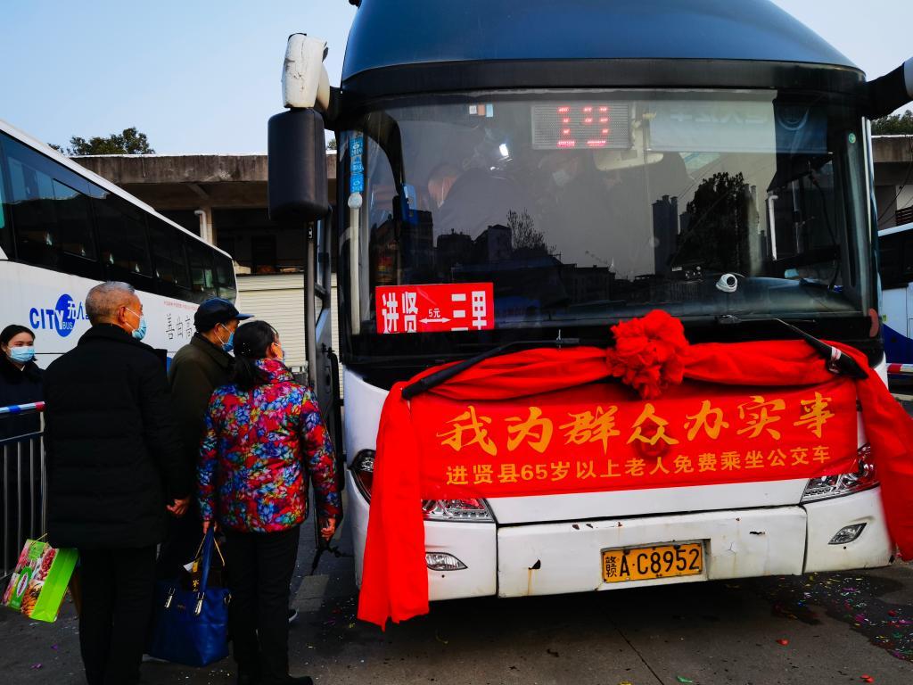 ↑1月13日，进贤县汽车北站，老年人正在排队乘坐免费城乡公交车。