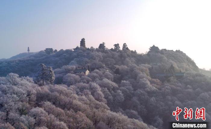连日来，甘肃省平凉市境内崆峒山上出现雾凇美景。徐振华 摄