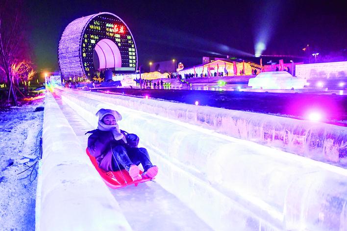 长春汽车冰雪嘉年华的冰滑梯,让孩子们畅玩冰雪,尽情撒欢儿!