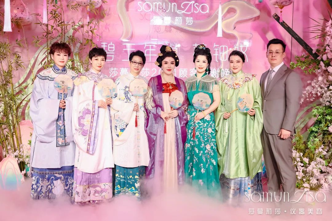 锦带杂花钿 罗衣垂绿川 享一场莎蔓莉莎的穿越盛宴 凤凰网