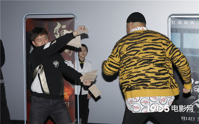 演员桑平首映现场拳打木板