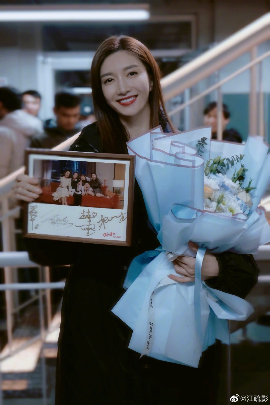 江疏影晒《欢乐颂3》片场照，发文告别剧中角色“叶蓁蓁”
