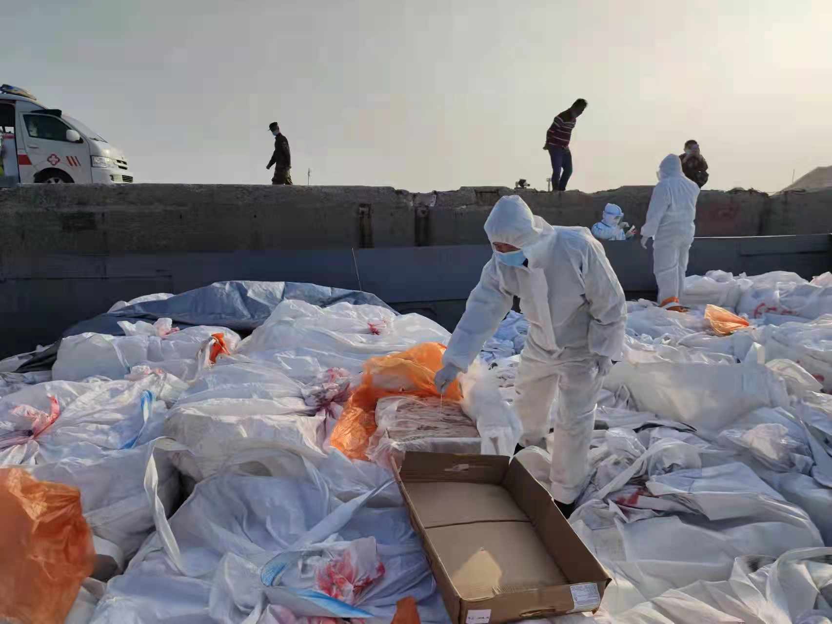 执法人员对查获的涉案冻品取样进行防疫检测。图片由江门海警局提供