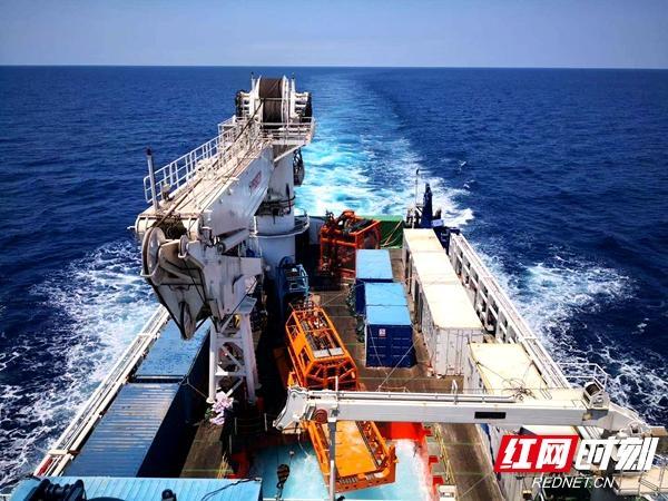 “海牛Ⅱ号”搭载海洋地质二号科考船行驶在大海上。
