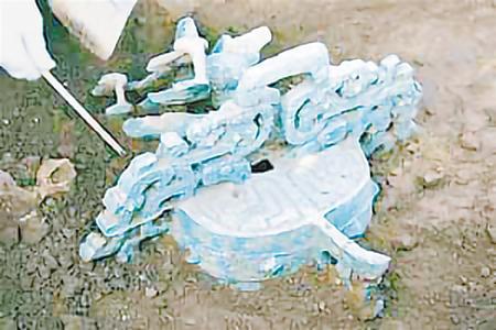 礼县大堡子山遗址秦代铜编钟发掘现场