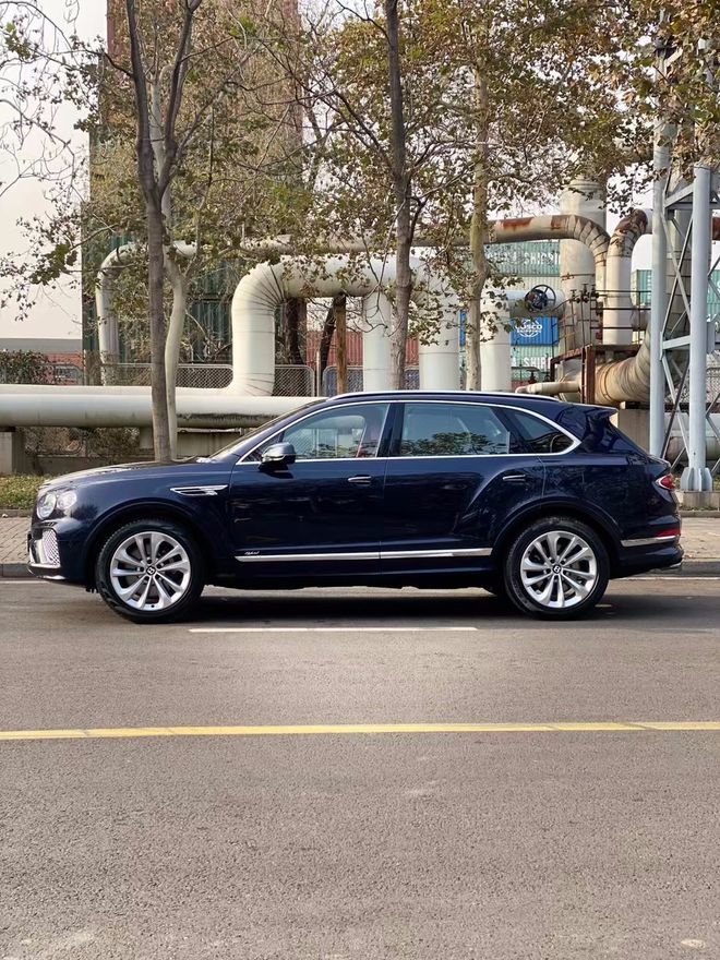 21款宾利添越全新b字型翼子板通风口位于车身侧面的动力线上方,使得