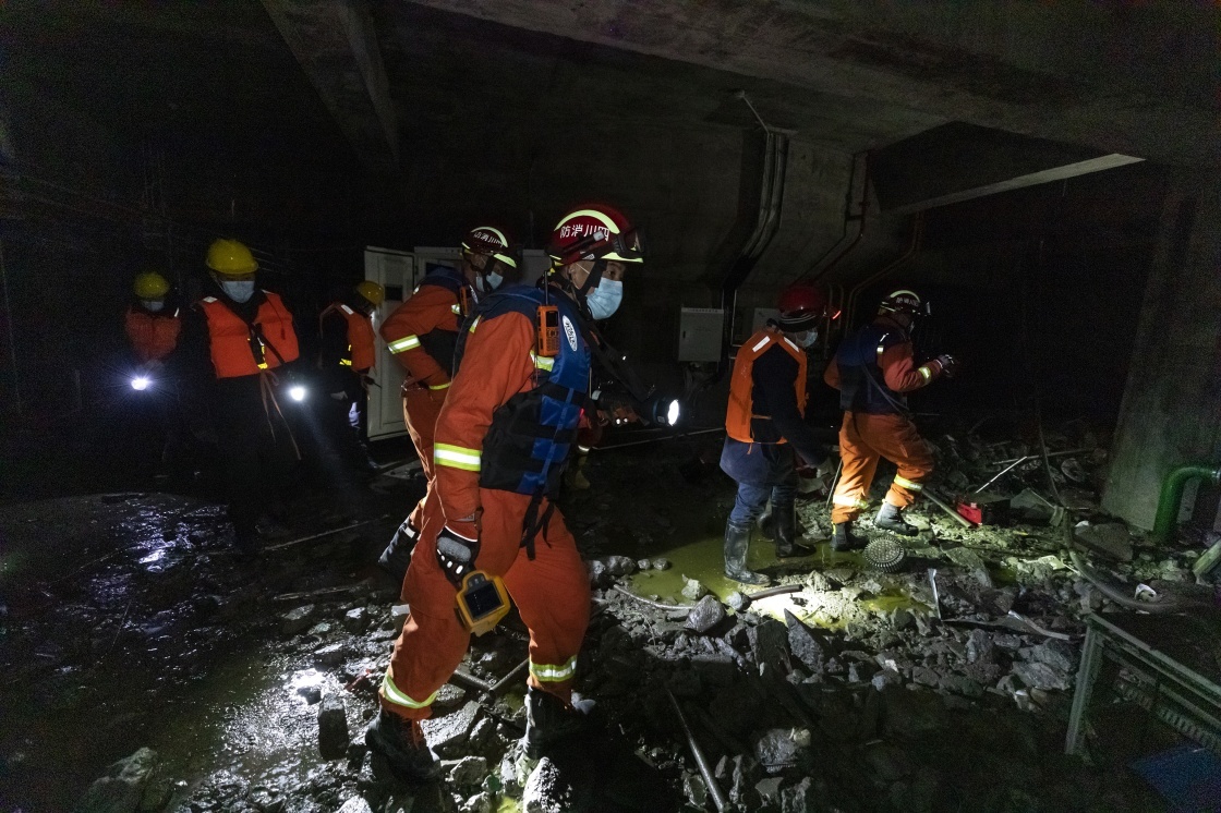 1月13日，救援人员在丹巴县章谷镇三岔河关州电站厂地下二层搜救。新华社 图