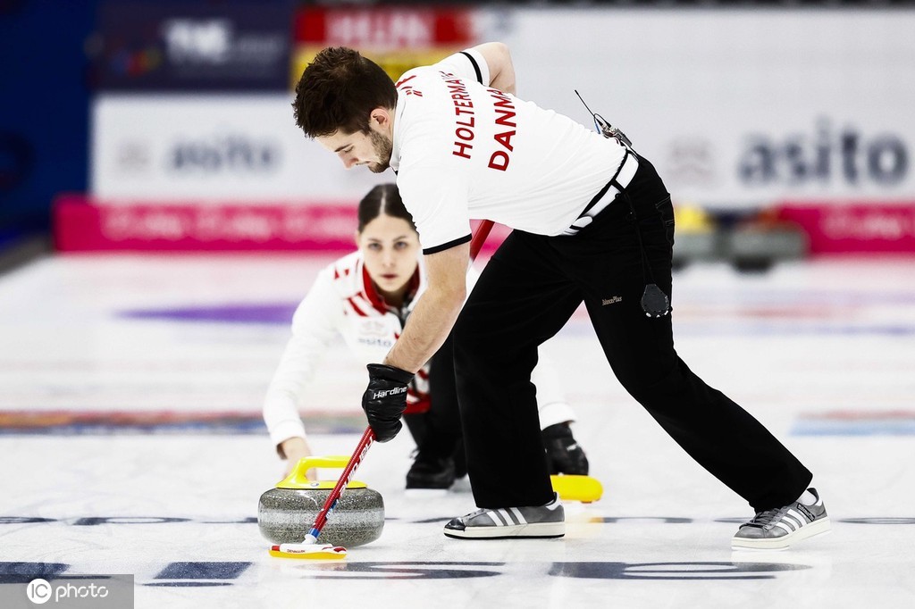 冰壶、短道速滑等项目在比赛中 为什么要在冰面上洒水？